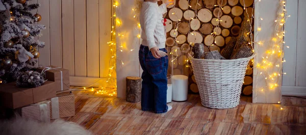 Niña Parada Cerca Del Árbol Navidad Año Nuevo Presenta —  Fotos de Stock