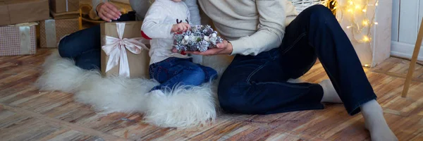 Madre Con Niño Pequeño Cerca Del Árbol Año Nuevo Lado —  Fotos de Stock