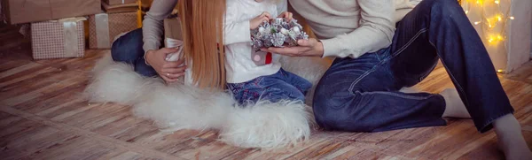 Madre Con Bambino Piccolo Vicino All Albero Capodanno Accanto Sono — Foto Stock