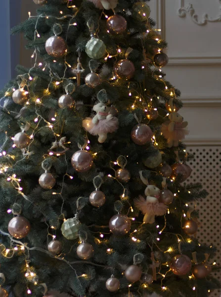 Árbol Navidad Con Juguetes Rosados Cachorros Para Prepararse Para Las — Foto de Stock