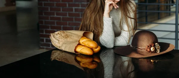 Una Chica Sienta Alrededor Mesa Que Encuentra Pan Baguette Sombrero —  Fotos de Stock