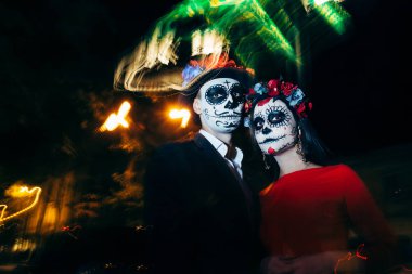 Bulanıklık. Bir erkek ve bir kadın ile bir sima, bir desen kafatasları, yüzünde bir zombi. Gece ölü. Bir çift dışında bulanık ışıklar, hayaletler karanlıkta zombi. Ölülerin günü ve Cadılar Bayramı.