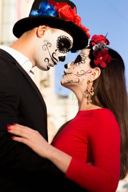 Bir çift, kafatası makyaj için. Bütün ruhlar gün. Erkek ve kız şeker kafatası makeup.painted Cadılar Bayramı ayakta sokakta için. şehirde öldü. Meksika'da ölü tatil zombi walk.day
