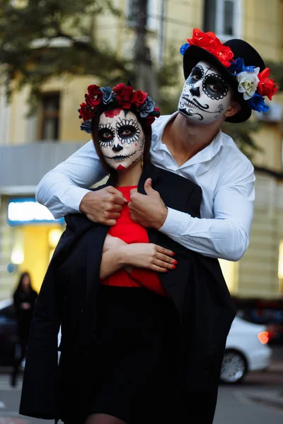 Ένα Ζευγάρι Φοράει Μακιγιάζ Κρανίο Για Ψυχοσάββατου Αγόρι Και Κορίτσι — Φωτογραφία Αρχείου