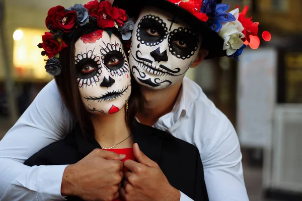 カップルは 頭蓋骨のメイクアップを身に着けています すべての聖人の日 男の子と女の子は砂糖通りにハロウィーンの立っている頭蓋骨 Makeup Painted 死んで市 メキシコの死者の休日のゾンビ Walk Day — ストック写真
