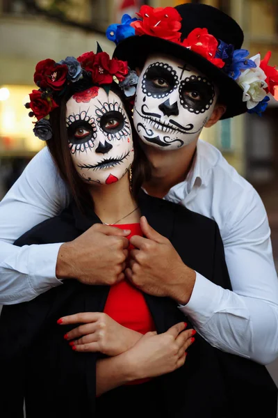 一对夫妇 戴着头骨化妆 所有的灵魂日 男孩和女孩糖头骨化妆 画万圣节站在街上 死在城里 僵尸行走 墨西哥的死假期日 — 图库照片