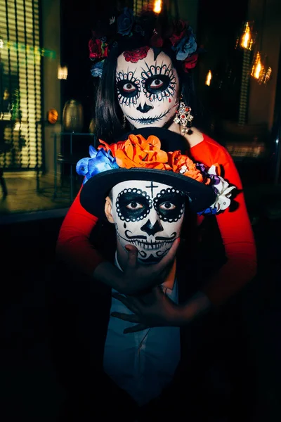 Pareja Zombis Oscuridad Exterior Luces Borrosas Fantasmas Día Los Muertos —  Fotos de Stock