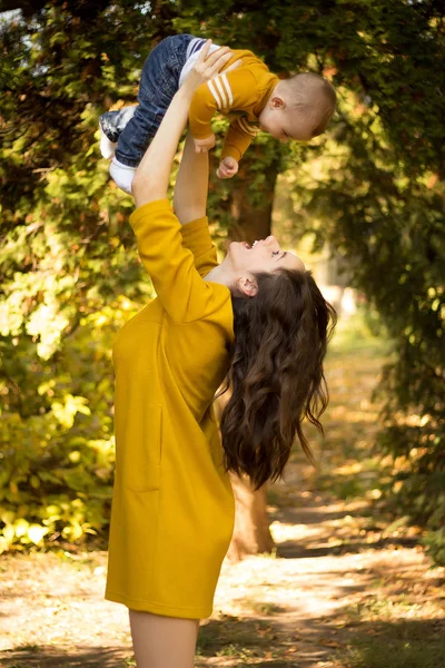 Happy Young Mother Playing Baby Autumn Park Yellow Maple Leaves — Stock Photo, Image