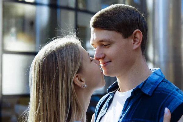 Portret Szczęśliwa Para Przytulanie Ulicy City Kiss Date — Zdjęcie stockowe