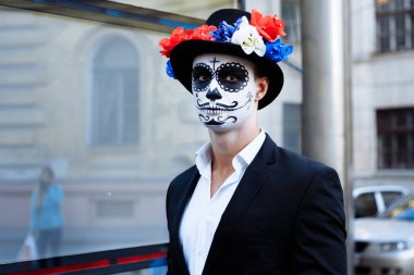 bir iskelet, ölü bir zombi, gün boyunca şehirde boyalı yüzü olan bir adam. gün tüm ruhların, ölüler günü ', Cadılar Bayramı, hayalet yürüyüş şapka içinde