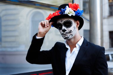 bir iskelet, ölü bir zombi, gün boyunca şehirde boyalı yüzü olan bir adam. gün tüm ruhların, ölüler günü ', Cadılar Bayramı, hayalet yürüyüş şapka içinde