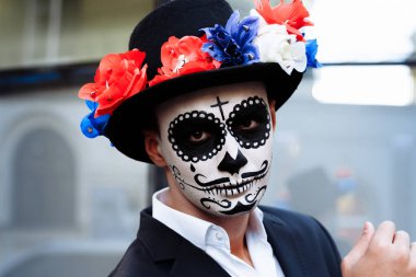 bir iskelet, ölü bir zombi, gün boyunca şehirde boyalı yüzü olan bir adam. gün tüm ruhların, ölüler günü ', Cadılar Bayramı, hayalet yürüyüş şapka içinde