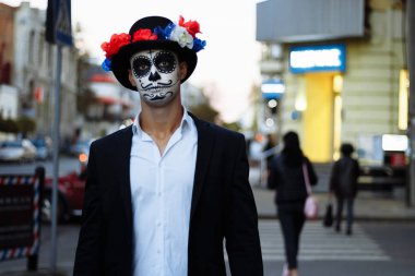 bir iskelet, ölü bir zombi, gün boyunca şehirde boyalı yüzü olan bir adam. gün tüm ruhların, ölüler günü ', Cadılar Bayramı, hayalet yürüyüş şapka içinde