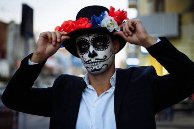 bir iskelet, ölü bir zombi, gün boyunca şehirde boyalı yüzü olan bir adam. gün tüm ruhların, ölüler günü ', Cadılar Bayramı, hayalet yürüyüş şapka içinde