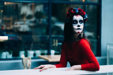 bir iskelet, ölü bir zombi, gün boyunca şehirde boyalı yüzü olan bir kız. gün tüm ruhların, ölülerin günü, Cadılar Bayramı, hayalet yürüyüş. Santa Muerte 