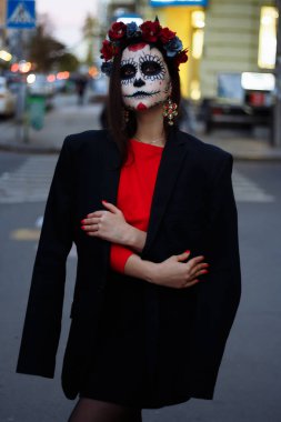 bir iskelet, ölü bir zombi, gün boyunca şehirde boyalı yüzü olan bir kız. gün tüm ruhların, ölüler günü ', Cadılar Bayramı, hayalet yürüyüş Santa Muerte şapkalı