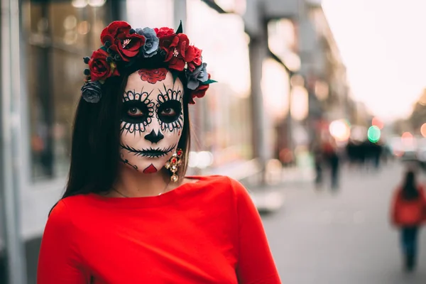 Flicka Med Ett Målat Ansikte Ett Skelett Död Zombie Staden — Stockfoto