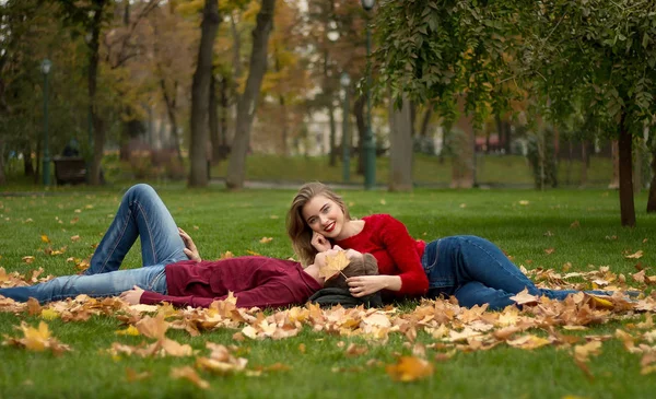 Menina Cara Camisolas Vermelhas Jeans Sentar Parque Grama Verde Nas — Fotografia de Stock