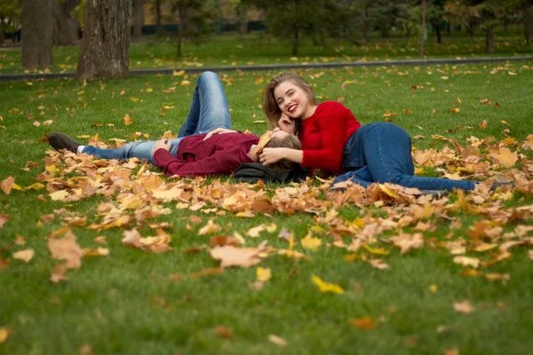 Das Mädchen Und Der Typ Roten Pullovern Und Jeans Sitzen — Stockfoto