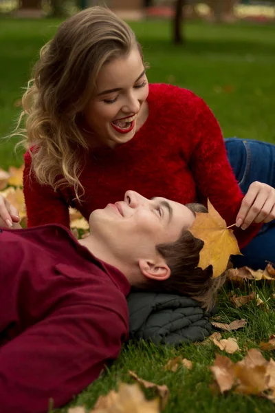 Das Mädchen Und Der Typ Roten Pullovern Und Jeans Sitzen — Stockfoto