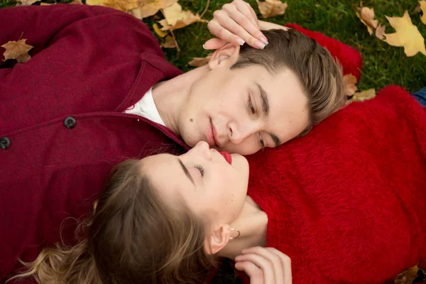 Nahaufnahme Eines Mädchens Und Eines Mannes Roten Pullovern Köpfe Lippen — Stockfoto