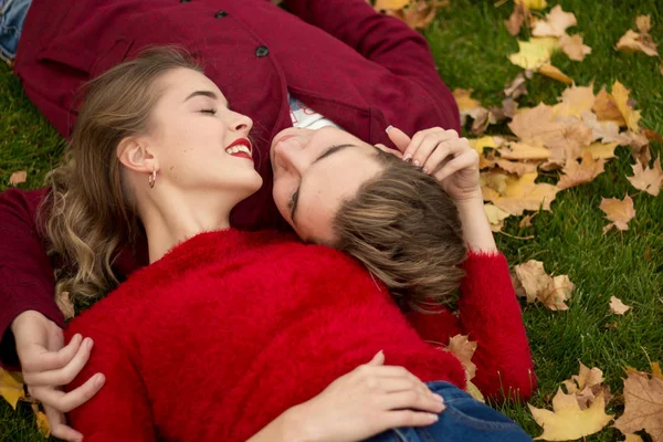 Primo Piano Una Ragazza Ragazzo Maglioni Rossi Teste Labbra Nelle — Foto Stock