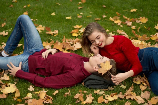 Girl Guy Red Sweaters Jeans Sit Park Green Grass Yellow — Stock Photo, Image