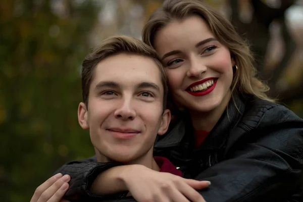 Ragazza Giacca Nera Sorridente Abbracciando Ragazzo Coppia Innamorata Nel Parco — Foto Stock