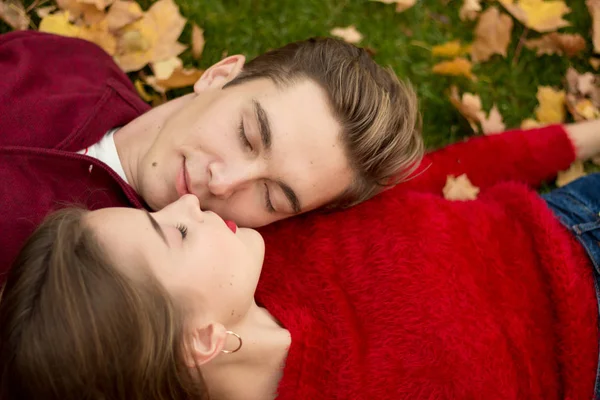 Ein Paar Liegt Auf Grünem Gras Gelben Ahornblättern Die Gesichter — Stockfoto