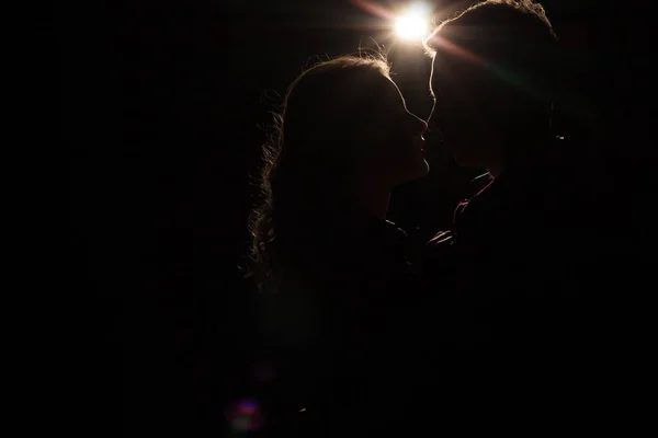 Fond Noir Silhouette Couples Têtes Entre Eux Une Lumière Rayon — Photo