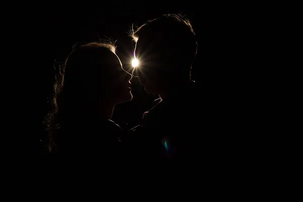 Fundo Preto Silhueta Casais Cabeças Entre Eles Uma Luz Raio — Fotografia de Stock