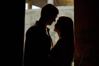 siluet fotoğraf. siyah yüzler. Öpüşme ve eski, kapı, Aile içinde çiftler kucaklayan yakın çekim. Tarih, cazibe. Aile mutluluğu