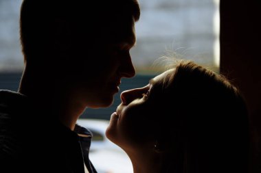 siluet fotoğraf. siyah yüzler. Öpüşme ve eski, kapı, Aile içinde çiftler kucaklayan yakın çekim. Tarih, cazibe. Aile mutluluğu