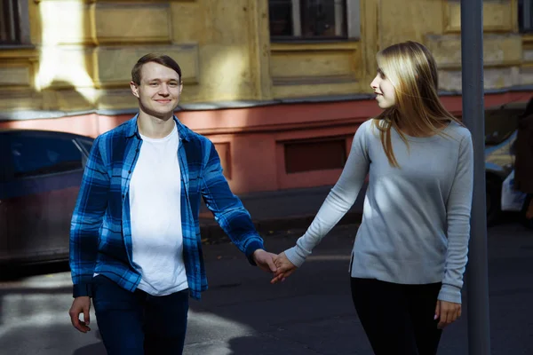 Para spaceru wokół miasta, trzymając ręce, Data, miłość i relacje. — Zdjęcie stockowe