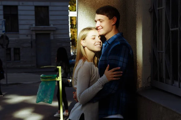 Портрет счастливой пары, обнимающейся на улице, в городе. — стоковое фото
