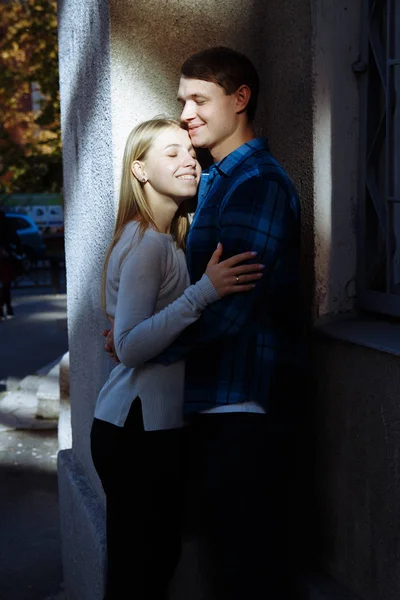 Портрет счастливой пары, обнимающейся на улице, в городе. — стоковое фото