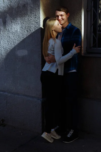 Portret van een gelukkige paar knuffelen in de straat, in de city.standing beter uit de sun.date.the zon schijnt op de gezichten, paar gezichten in de zon — Stockfoto