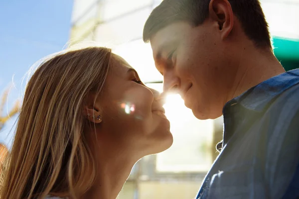 Raio de sol, o sol entre os lábios e os rostos de um casal amoroso date.the sol brilha nos rostos, os raios do sol entre um homem e uma mulher, um beijo — Fotografia de Stock