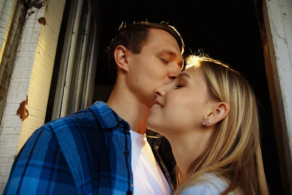 Close-up de beijar e abraçar casais em idade, porta, família. Encontro, atracção. felicidade familiar — Fotografia de Stock