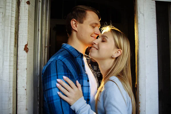 Primer plano de besar y abrazar a las parejas en edad, puerta, familia. fecha, atracción. felicidad familiar —  Fotos de Stock