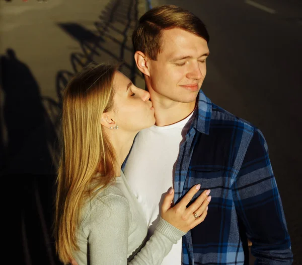 Kız adam sokakta boynundan öper. aşk, cazibe, evli çift — Stok fotoğraf
