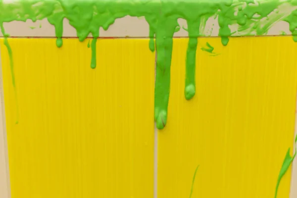 Green Paint Flows Wall Plays Bathroom Draws Finger Paints Bathroom — стоковое фото