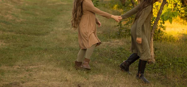 Duas Meninas Adolescentes Mãos Dadas Andam Gramado Verde Vestido Marrom — Fotografia de Stock