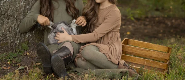 Deux Filles Assoient Sous Arbre Sur Herbe Caressent Lapin Gris — Photo