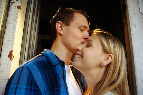 Close-up de beijar e abraçar casais em idade, porta, família. Encontro, atracção. felicidade familiar — Fotografia de Stock