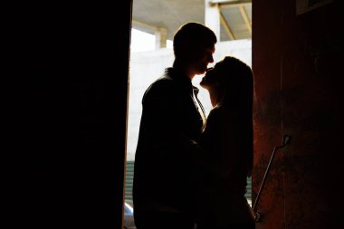 siyah yüzler. Öpüşme ve eski, kapı, Aile içinde çiftler kucaklayan yakın çekim. Tarih, cazibe. Aile mutluluğu