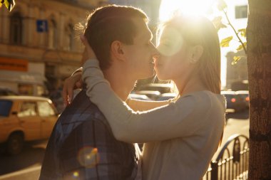 Güneş, Güneş, dudaklar ve sevgi dolu bir çift yüzleri arasında güneş ışınlarından