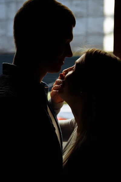 Rostos Pretos Close Beijar Abraçar Casais Idade Porta Família Encontro — Fotografia de Stock