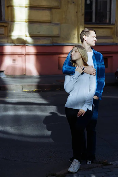 Retrato Casal Feliz Abraçando Rua Cidade Melhor Sol Date Sol — Fotografia de Stock