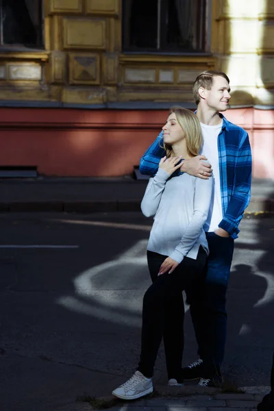 Retrato Casal Feliz Abraçando Rua Cidade Melhor Sol Date Sol — Fotografia de Stock